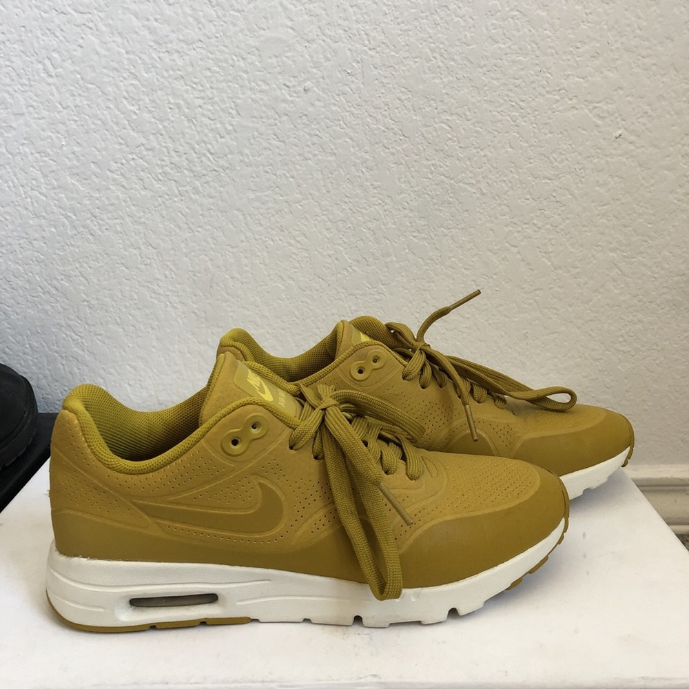 Nike AirMax Reflective Mustard size 6.5